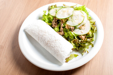 Alimentação saudável e regulada, com pratos contendo proteína, salada para uma boa saúde.