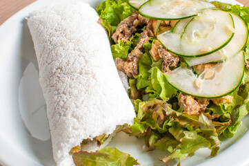 Alimentação saudável e regulada, com pratos contendo proteína, salada para uma boa saúde.