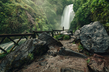 Cascada de Peguche y bosque tranquilo para caminar en Otavalo Ecuador