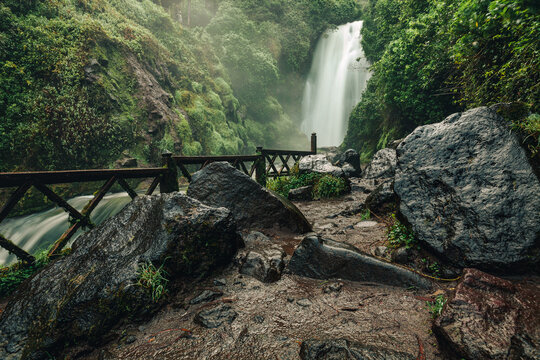 Cascada de Peguche y bosque tranquilo para caminar en Otavalo Ecuador