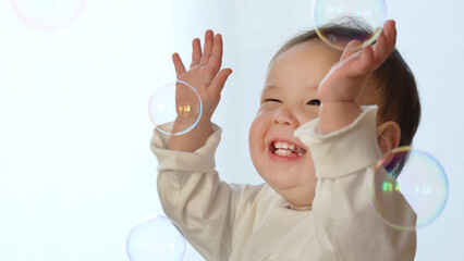 しゃぼん玉で遊ぶ赤ちゃん