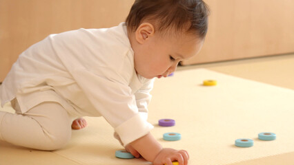 積み木で遊ぶ赤ちゃん