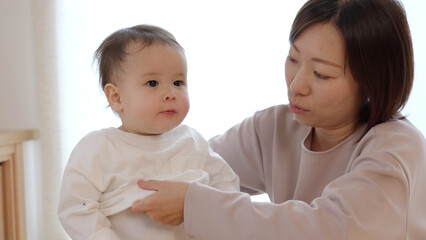 服を着替える赤ちゃん