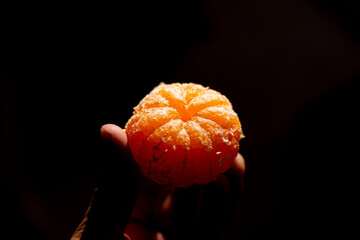Mandarina pelada, concepto de frutas, alimentos naturales.