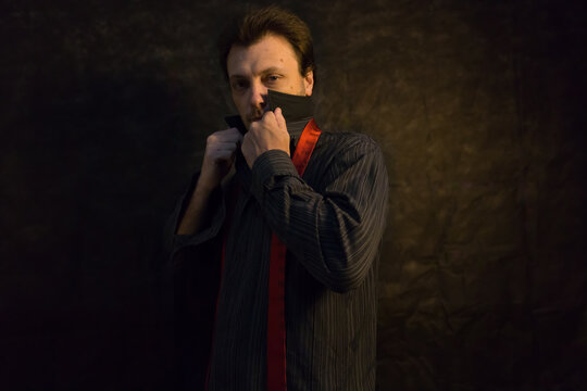 Retrato de hombre joven con ropa de vestir, camisa oscura y corbata roja. Bodeg&oacute;n. Naturaleza muerta.