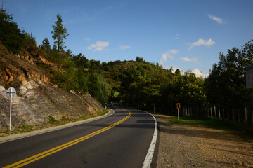 Fototapeta na wymiar road to the mountains