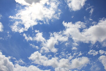 Fototapeta na wymiar 様々な白い雲と、爽やかな青空