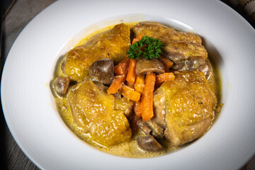 Recipe for chicken fricassee in white wine, with a carrot and mushroom planter