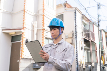 住宅とヘルメットのビジネスマン　メモ