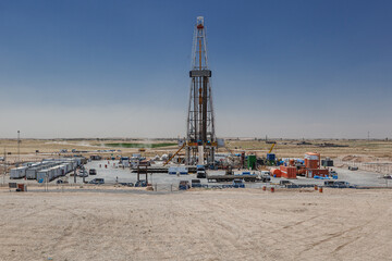 Oil & gas operations, Iraq - obrazy, fototapety, plakaty