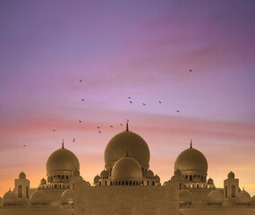 Na zonsondergang moskee. landschap met prachtige moskeeën en minaretten. Plaats hier uw tekst. Ramadan kareem. Hoge kwaliteit foto