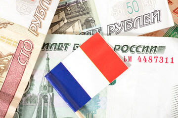 Flagge von Frankreich und Rubel Banknoten