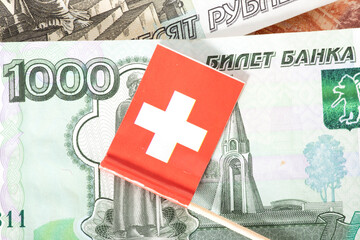 Flagge von Schweiz und Rubel Banknoten