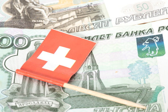 Flagge der Schweiz und Rubel Banknoten