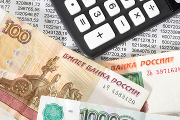 Geldscheine russische Rubel und ein Taschenrechner