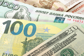Geldscheine Rubel, Euro und Dollar 