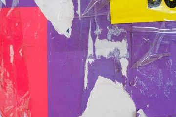 Selbstklebende Fototapete Lila Grungy Straßenplakathintergrund. Zerrissene und zerrissene Papierstruktur. Abstrakte Collageschichten aus Vintage-Straßenplakaten.