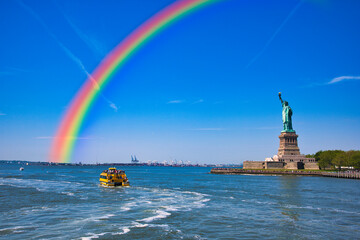 ニューヨークの自由の女神像にかかる虹