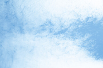 今にもはばたきそうな雲空だ‼