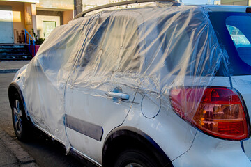 Obraz premium Car window has been smashed and was covered up by a plastic sheet .