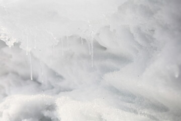 道路脇の雪山にできたつらら