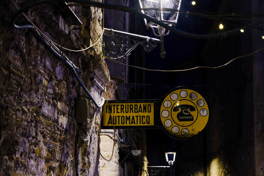 Badalucco, vecchio segnale di telefono pubblico