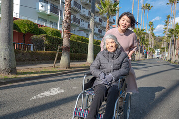 年配女性と妊婦の散歩風景