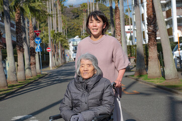 年配女性と妊婦の散歩風景
