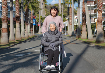 年配女性と妊婦の散歩風景
