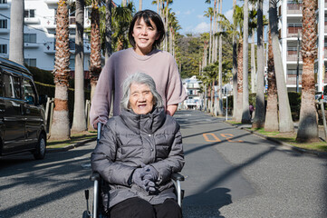年配女性と妊婦の散歩風景