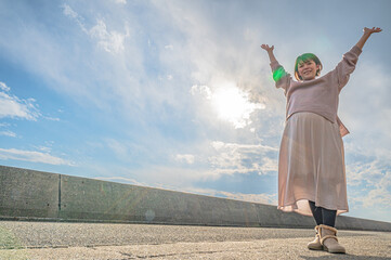妊婦と幻想的な空