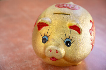 金の豚の貯金箱