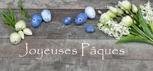 Décoration de Pâques avec le texte Joyeuses Pâques sur le vieux bois.