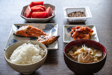 バランスのとれた朝食定食