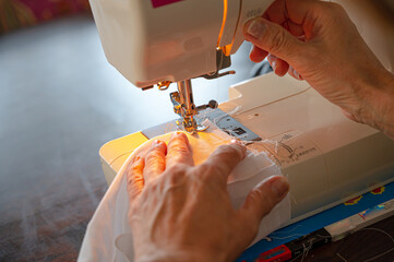 電動ミシンと手