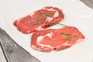 deux steaks de boeuf cru présenté avec papier boucher