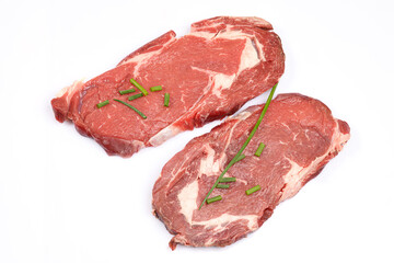 Steak de boeuf cru présenté sur fond blanc