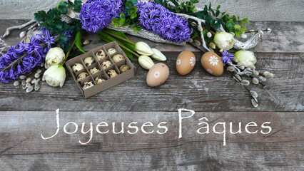 Décoration de Pâques avec le texte Joyeuses Pâques sur le vieux bois.