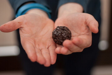 chocolate en la mano