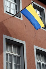 Ukraine-Flagge an einer Altbaufassade in Freiburg