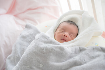 ベッドで眠る赤ちゃん