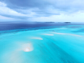 Fototapeta na wymiar Amazing azure blue Maldive islands reef seascape