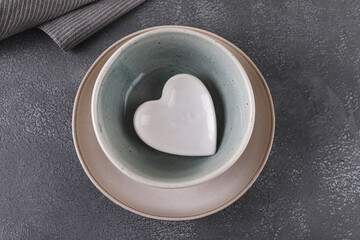 Dishes of various shapes on the table in the kitchen