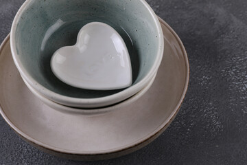 Dishes of various shapes on the table in the kitchen
