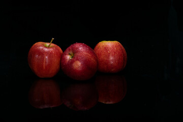 Fototapeta na wymiar Martwa natura z czerwonymi jabłkami.