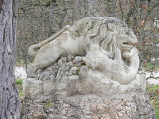 Barocke Steinstatue eines Löwen im Schloßgarten Veitshöchheim (Bayern, Deutschland)