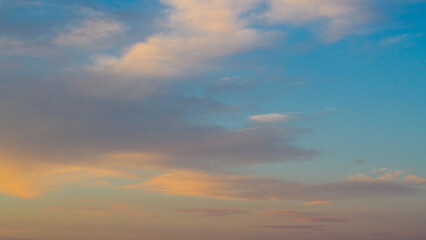 Naklejka na ściany i meble Belles couleurs chaleureuses sous des nuages de haute altitude, pendant le coucher du soleil