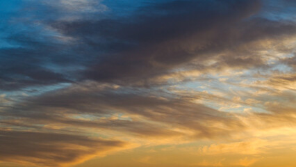 Naklejka na ściany i meble Belles couleurs chaleureuses sous des nuages de haute altitude, pendant le coucher du soleil