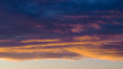 Fototapeta na wymiar Belles couleurs chaleureuses sous des nuages de haute altitude, pendant le coucher du soleil