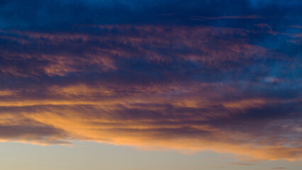 Belles couleurs chaleureuses sous des nuages de haute altitude, pendant le coucher du soleil